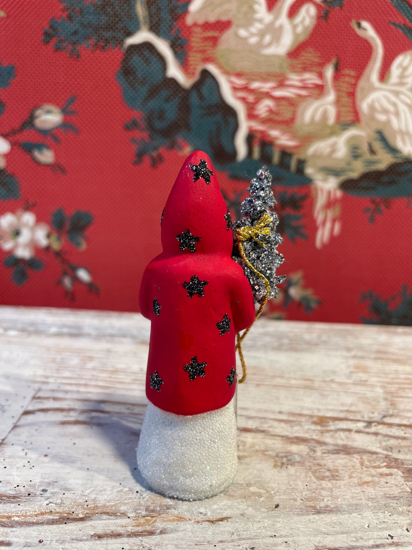 Red Onyx Star Santa Holding Tree | Ino Schaller