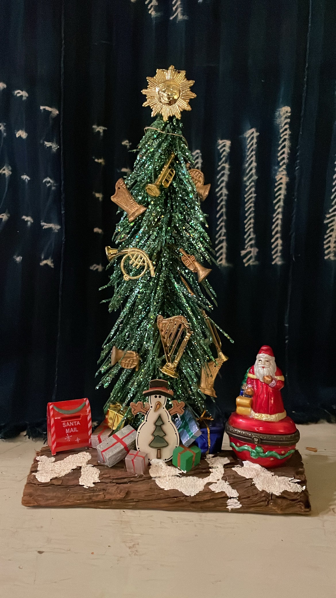 Santa Mail Brush Christmas Tree Tableau