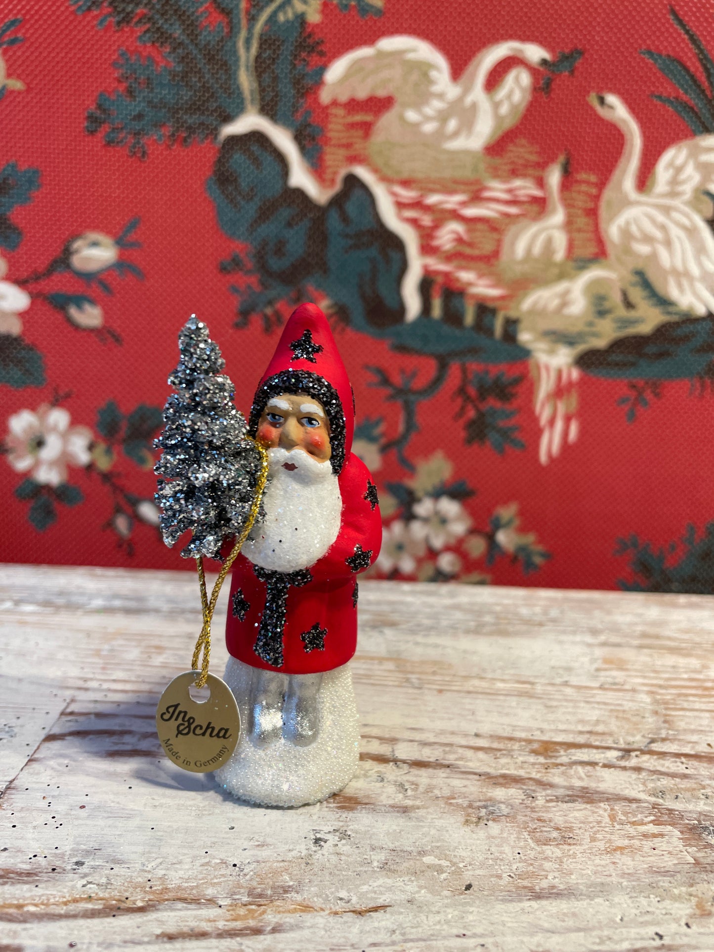 Red Onyx Star Santa Holding Tree | Ino Schaller