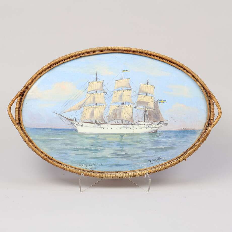 Hans Augustin, “Skeppsgossefartyget Yarramas” — Nautical Serving Tray in Rattan & Glass (62 × 38 cm)
