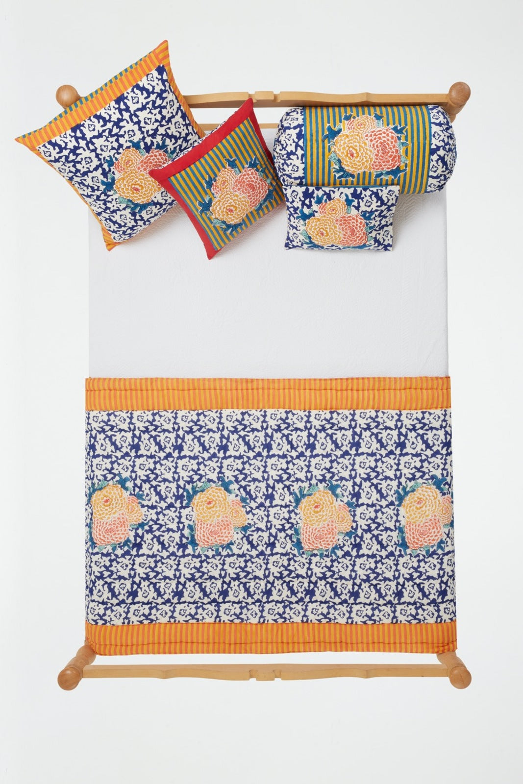 Arabesque Corolla Blue Natural - Quilt 220 x 270 - Lisa Corti