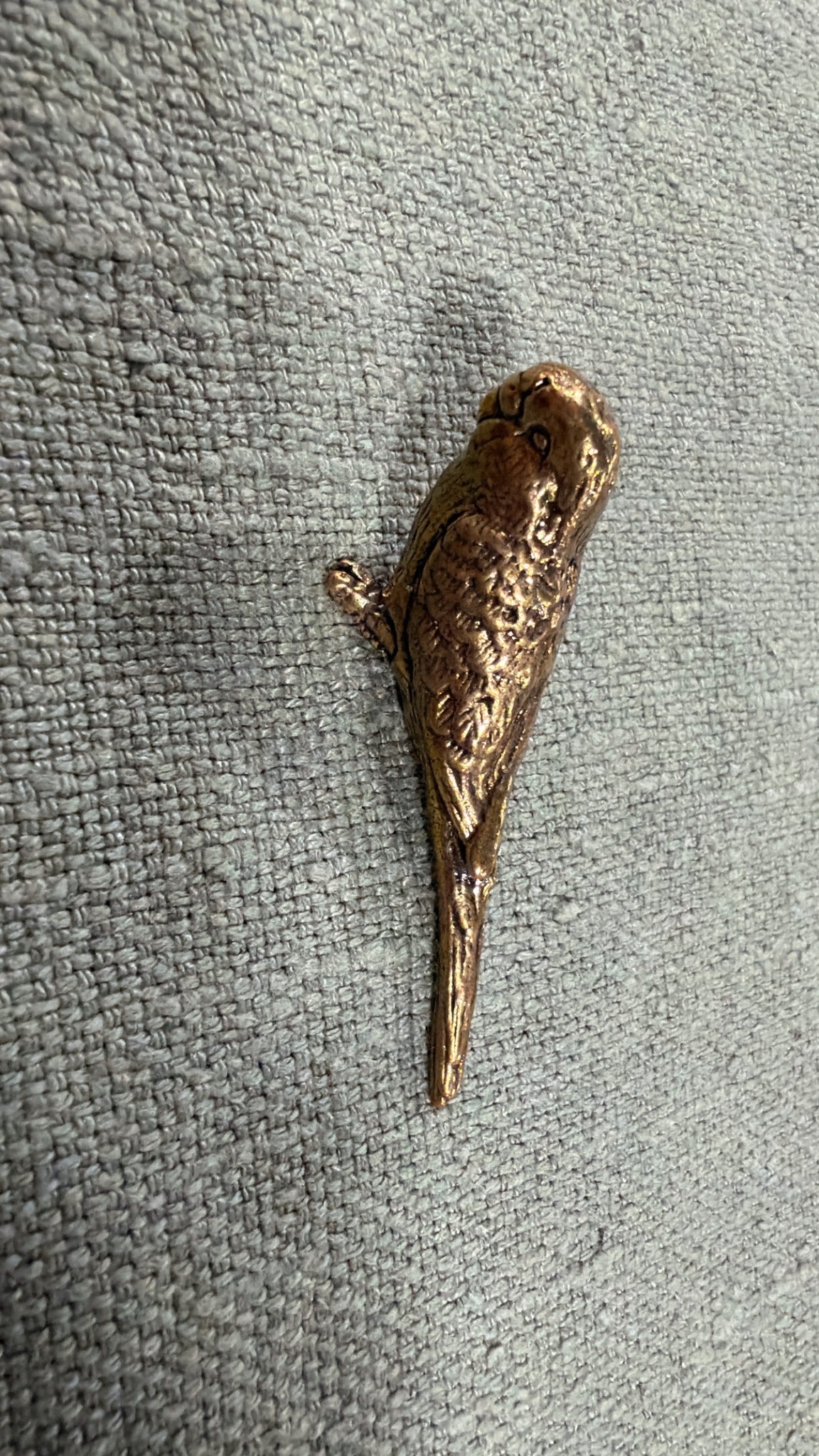 Vintage French brass parakeet, 6 cm, with textured feathers and a long tail