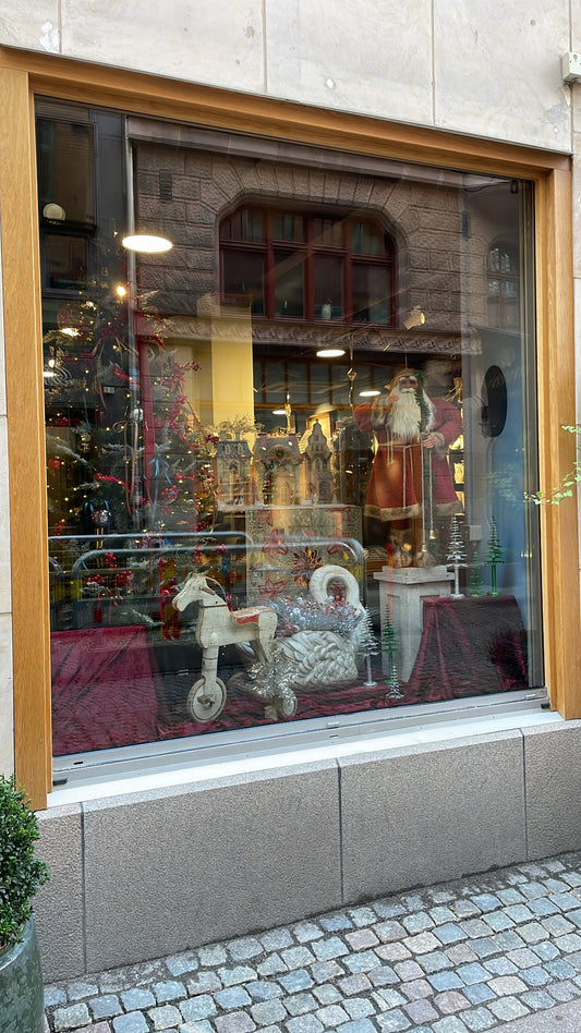 A Swan’s Christmas Dream: The BON TON Holiday Window