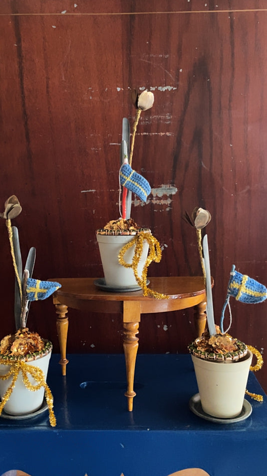 Swedish Kitsch Metal "Flower" Pot - Creme de la Creme à la Helle