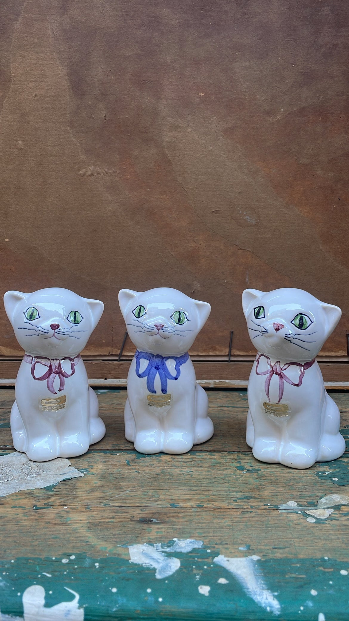 Guldkroken Hjo Ceramic Cat with Painted Ribbon, Sweden