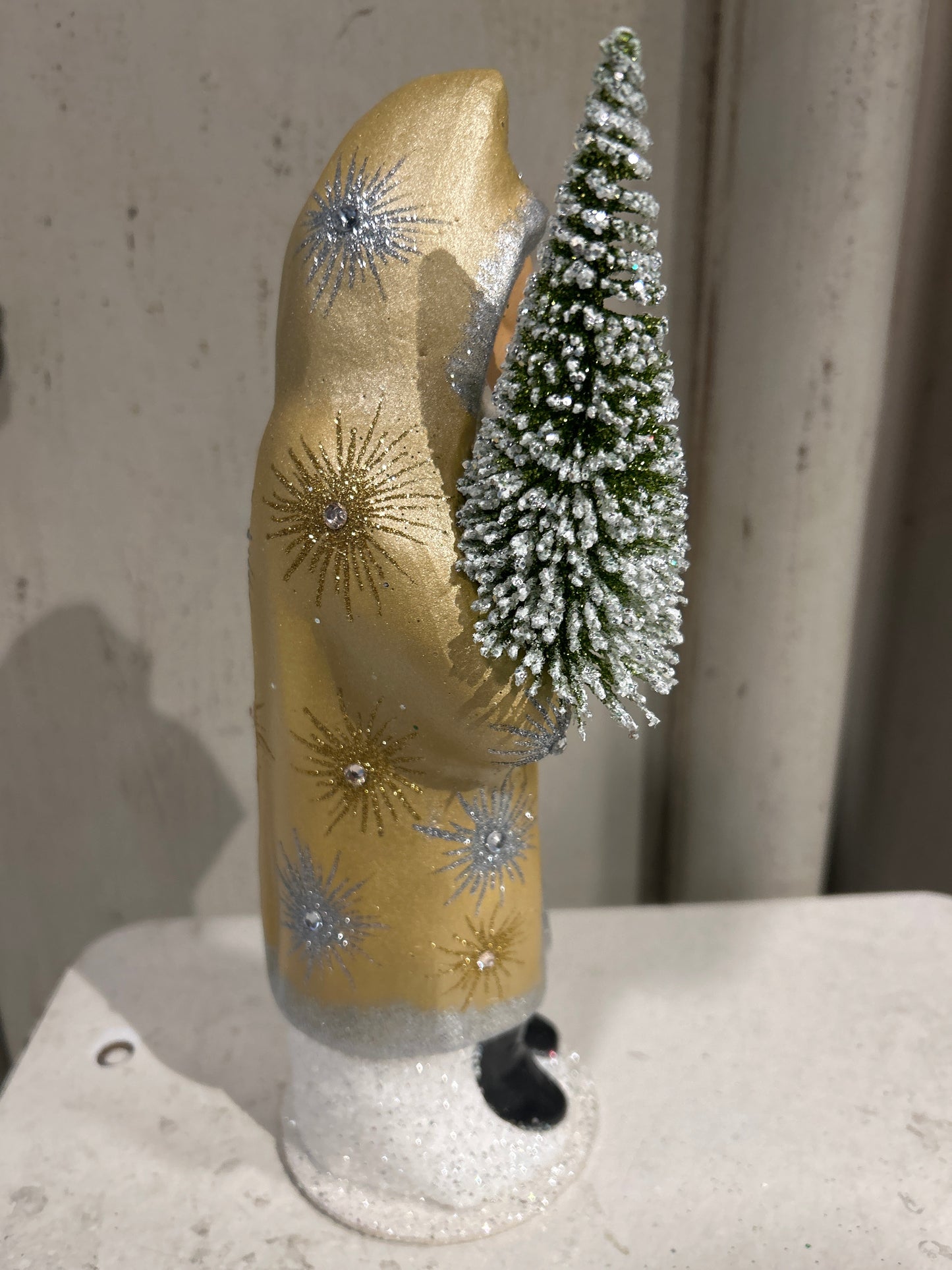 Pale Gold Santa with Flakes and Starbursts | Ino Schaller