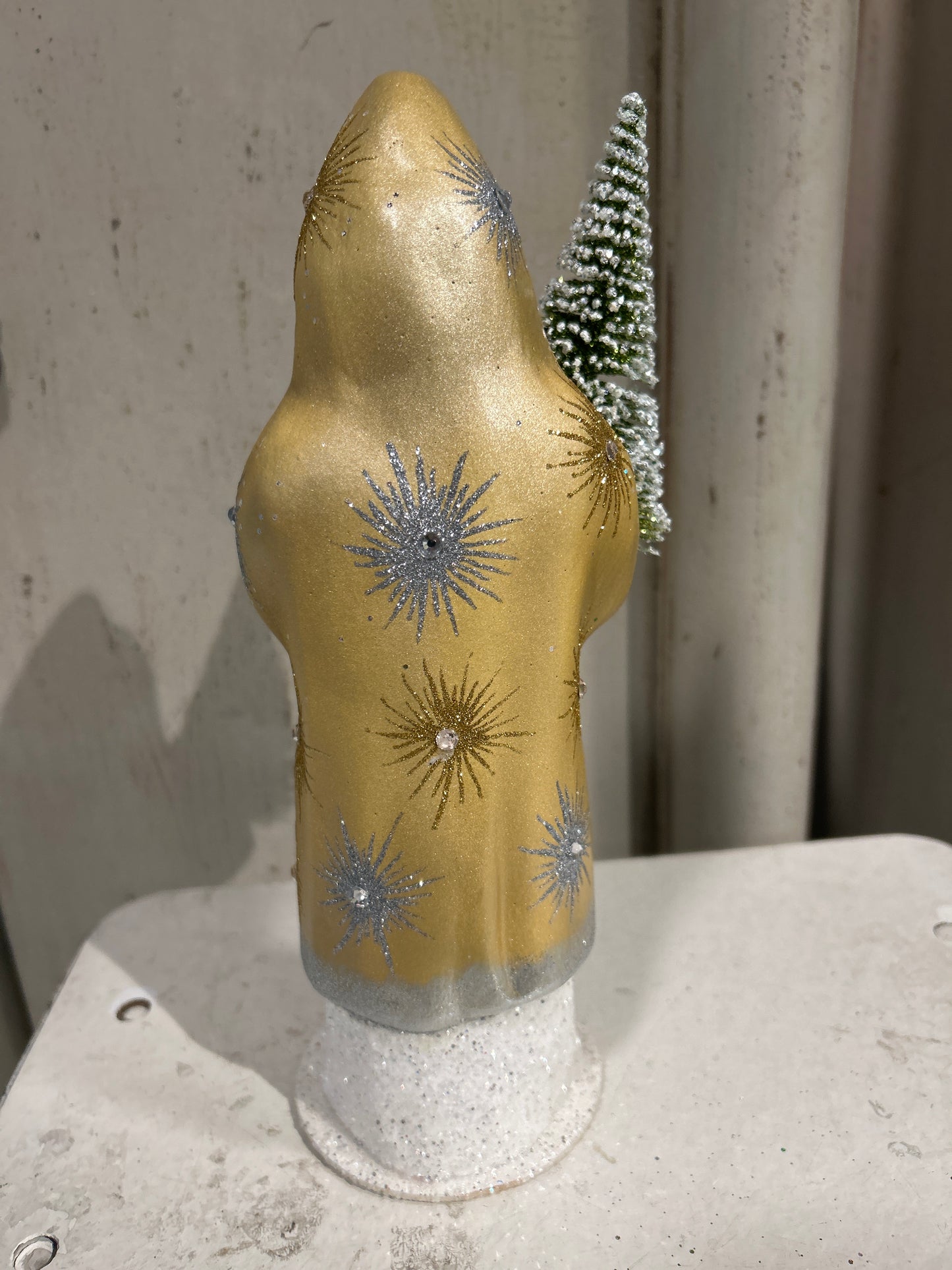 Pale Gold Santa with Flakes and Starbursts | Ino Schaller