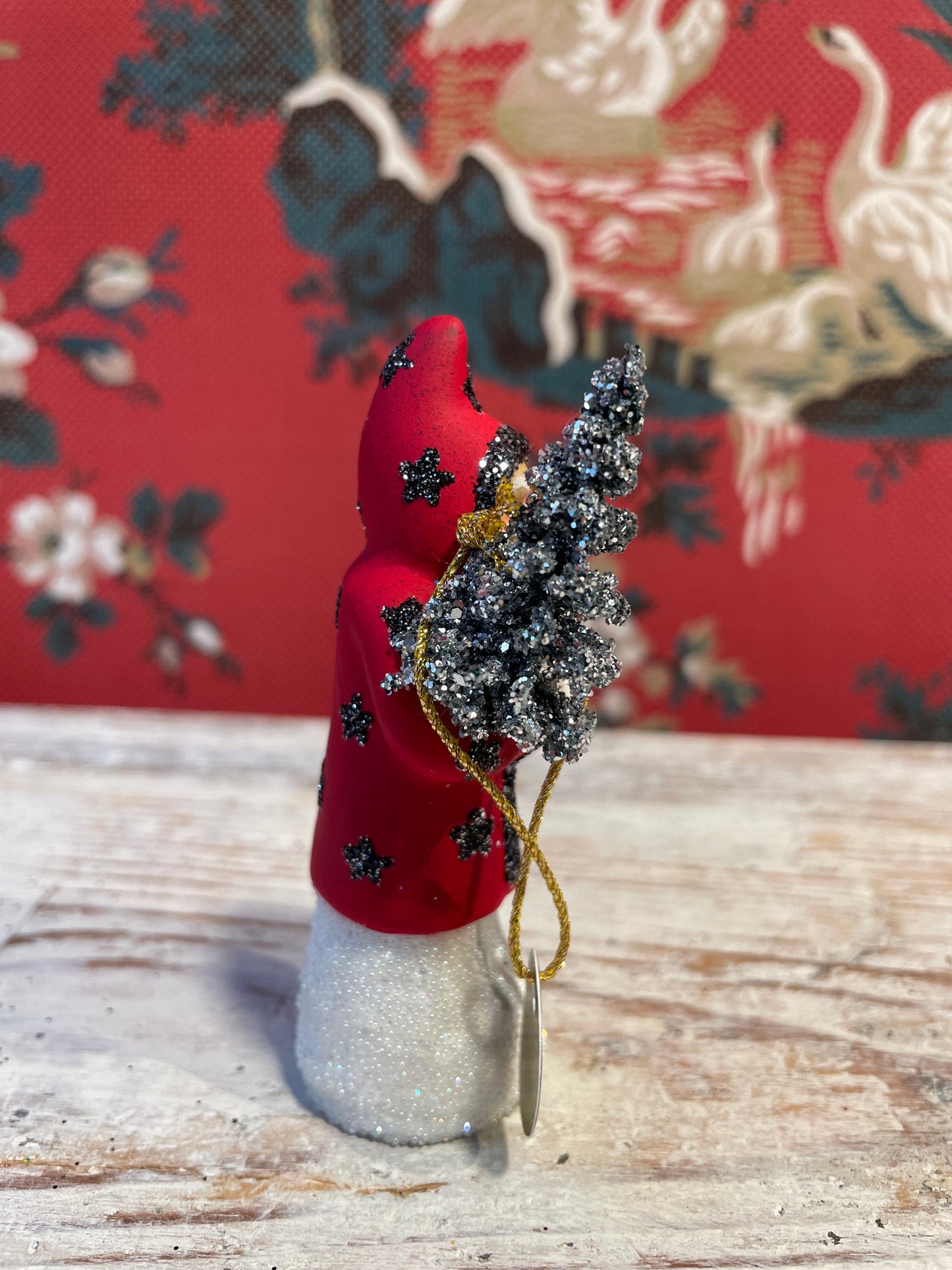 Red Onyx Star Santa Holding Tree | Ino Schaller