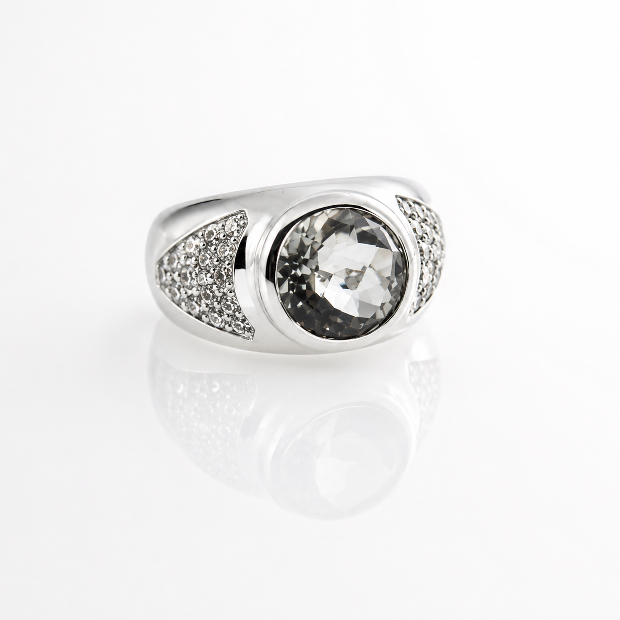 Beverly Ring - Green Topaz & Sapphires | Mikkel Brøgger