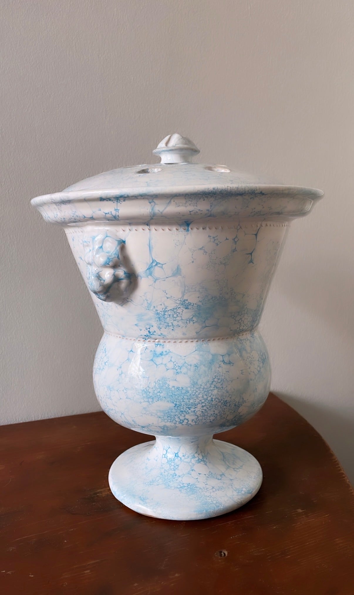 Light Blue Marbleized Bouquetière - Tulipiere Lion Tulip Vase – Medium | Handmade Erik Bendtsen Ceramics