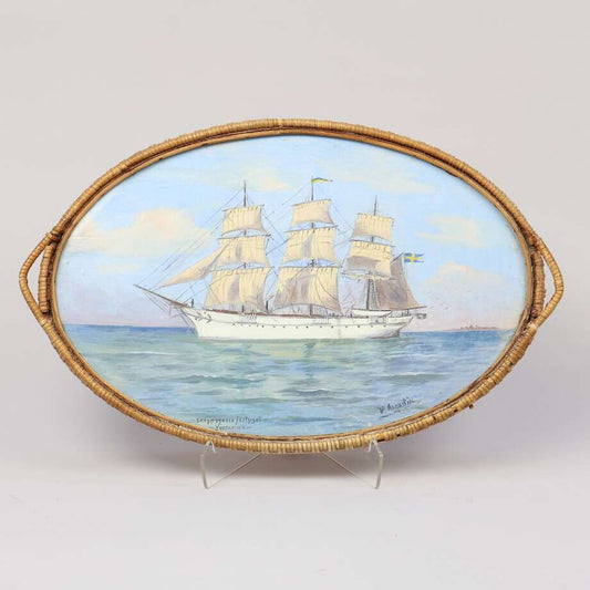 Hans Augustin, “Skeppsgossefartyget Yarramas” — Nautical Serving Tray in Rattan & Glass (62 × 38 cm)