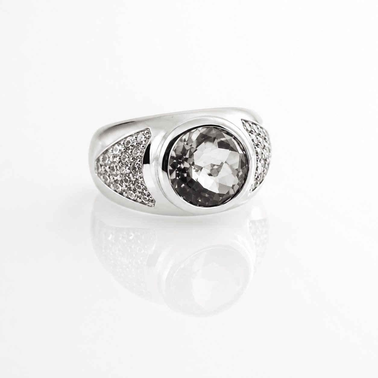 Beverly Ring - Green Topaz & Sapphires | Mikkel Brøgger - Bon Ton goods
