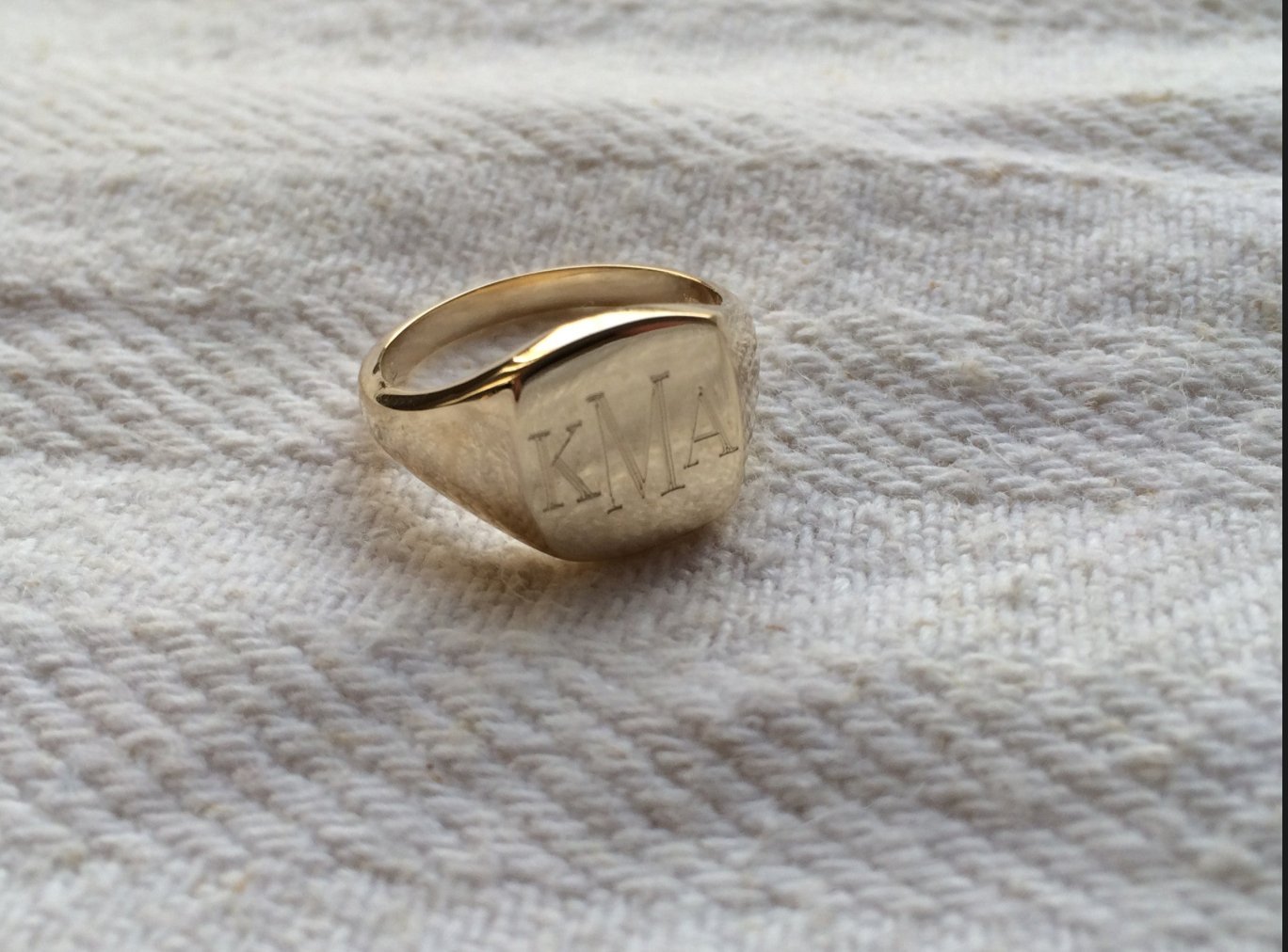 Classic Signet Ring - Gold | Mikkel Brøgger - Bon Ton goods