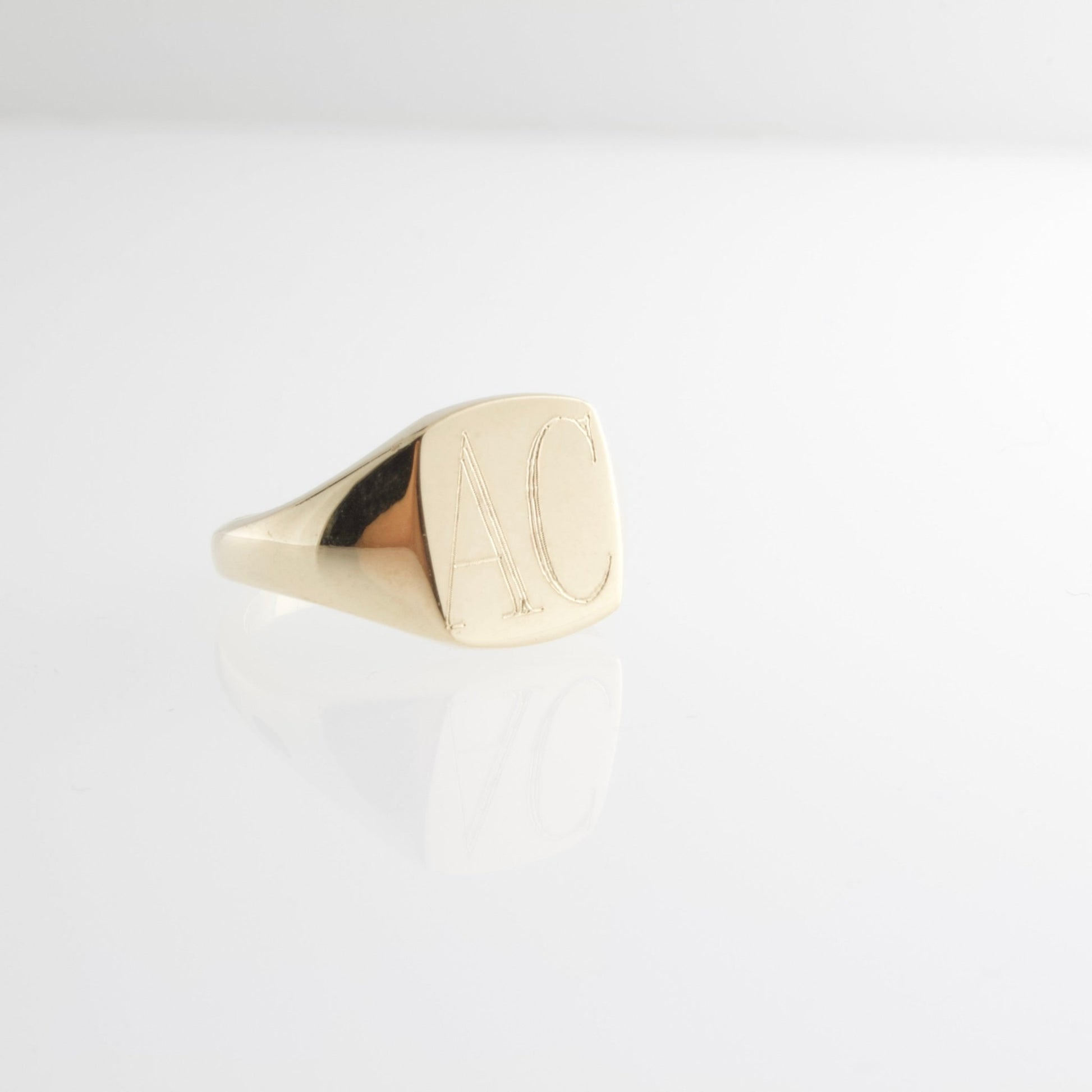Classic Signet Ring - Gold | Mikkel Brøgger - Bon Ton goods