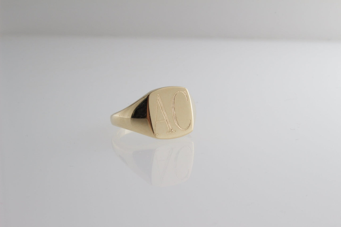 Classic Signet Ring - Gold | Mikkel Brøgger - Bon Ton goods