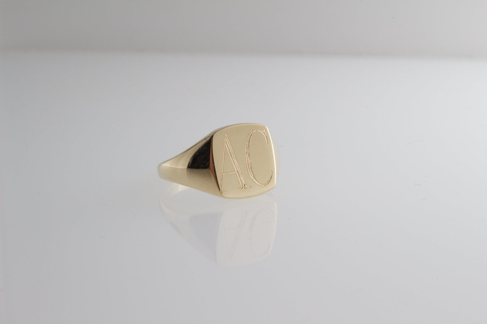 Classic Signet Ring - Gold | Mikkel Brøgger - Bon Ton goods