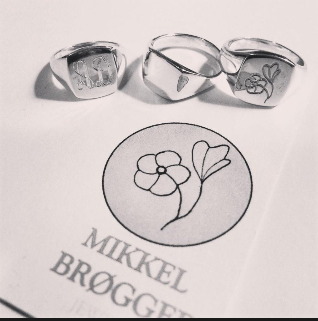 Classic Signet Ring - Gold | Mikkel Brøgger - Bon Ton goods