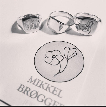Classic Signet Ring - Gold | Mikkel Brøgger - Bon Ton goods