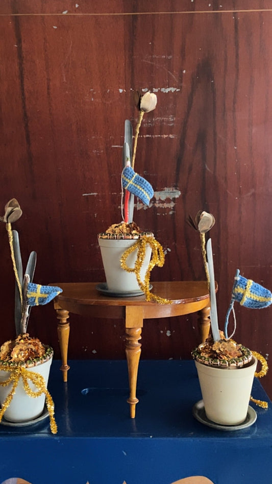Swedish Kitsch Metal "Flower" Pot - Creme de la Creme à la Helle - Bon Ton goods