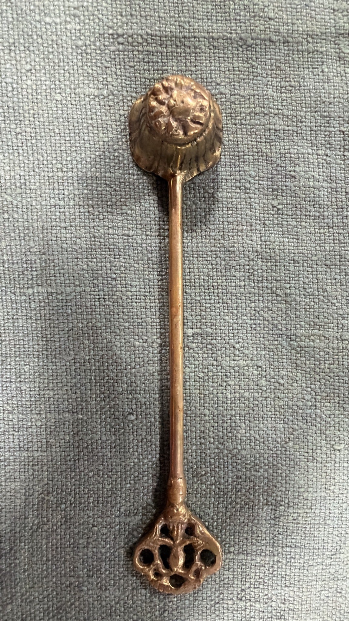Vintage brass candle snuffer with fluted floral head and ornate openwork handle, 17 cm long