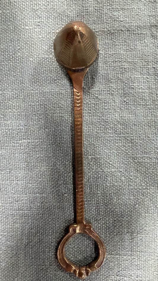 Vintage brass candle snuffer with patterned rounded head, textured stem and decorative ring handle, 20 cm long