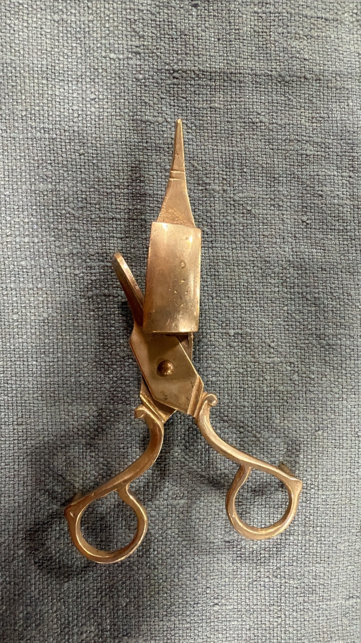 Vintage brass wick trimmer, 16 cm long, with elegantly curved handles, shaped finger loops and a simple rectangular wick-catching box