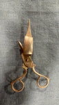 Vintage brass wick trimmer, 16 cm long, with elegantly curved handles, shaped finger loops and a simple rectangular wick-catching box